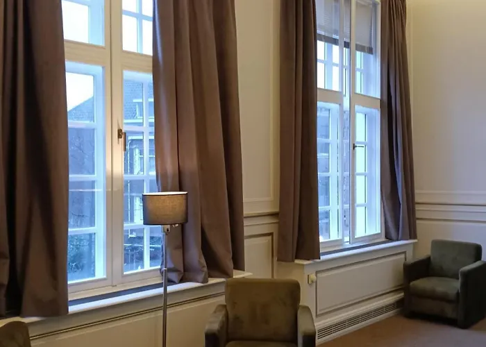 The Velvet 4* Гаага